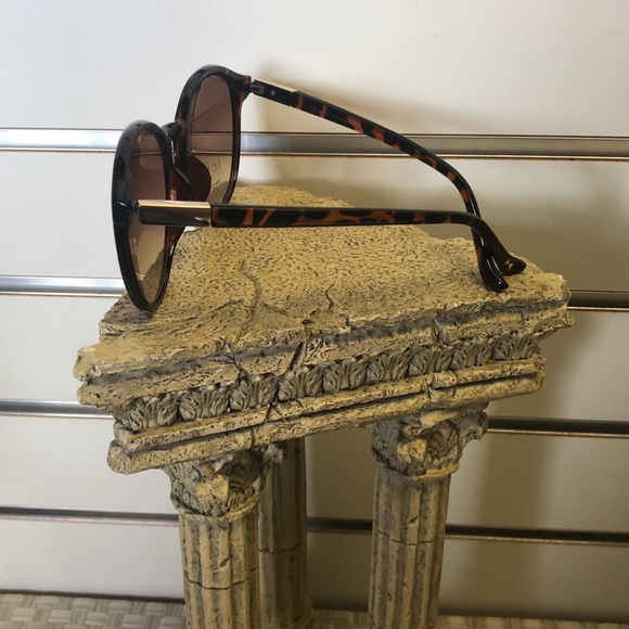 Large Tortoise Shell Round Sunglasses 100% UV Protection - Picture 3 of 5